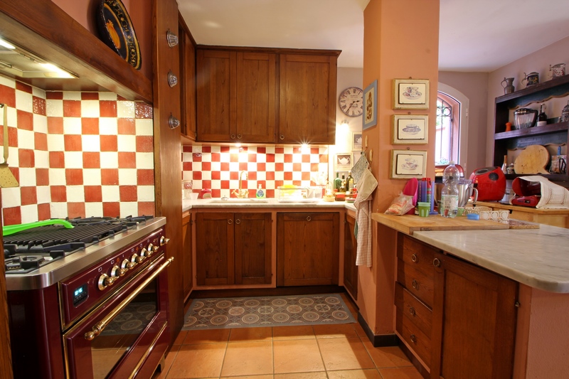 Detached Villa with Pool Near Sarzana – Ideal for Living & Rental