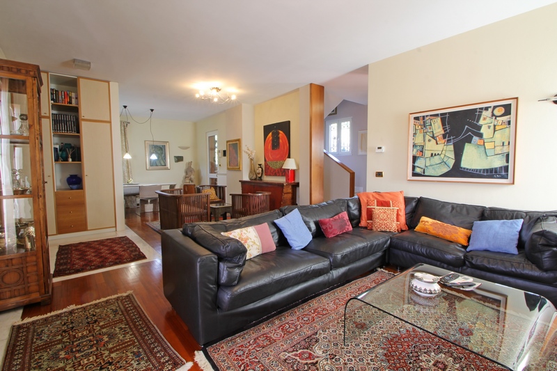 Detached Villa with Pool Near Sarzana – Ideal for Living & Rental