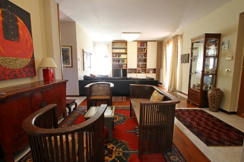 Detached Villa with Pool Near Sarzana – Ideal for Living & Rental