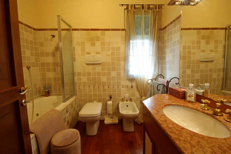 Detached Villa with Pool Near Sarzana – Ideal for Living & Rental