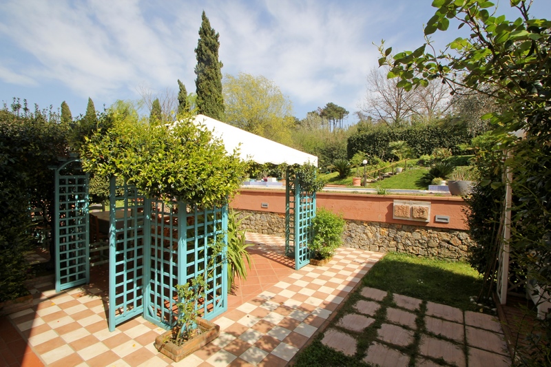 Detached Villa with Pool Near Sarzana – Ideal for Living & Rental