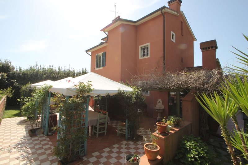 Detached Villa with Pool Near Sarzana – Ideal for Living & Rental