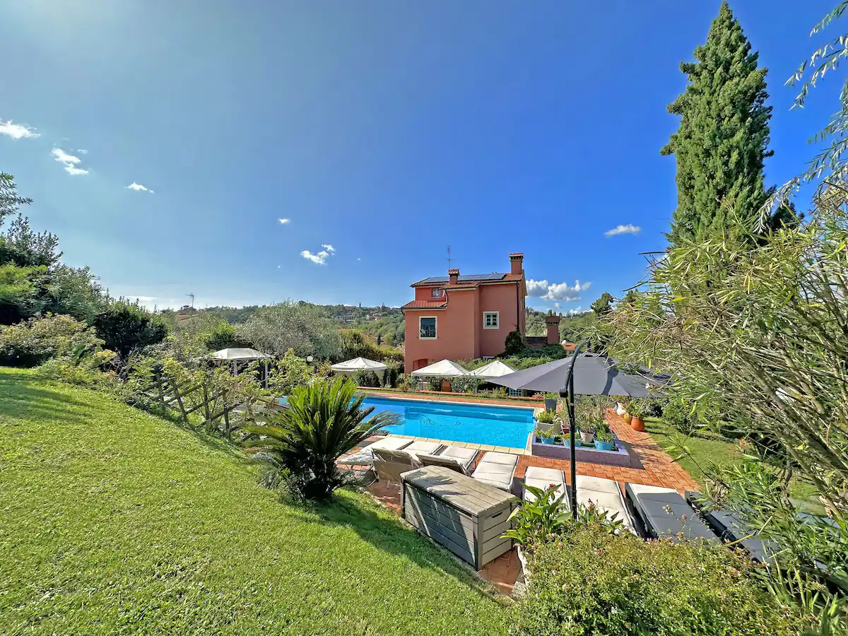 Villa mit Pool in der Nähe von Sarzana