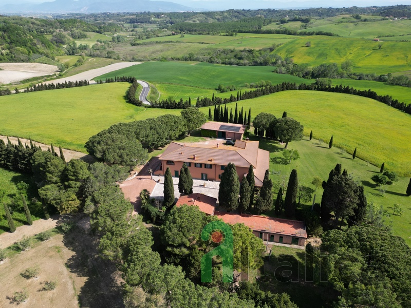 Stunning Villa with Farm & 38ha Land in Tuscany, Near Pisa