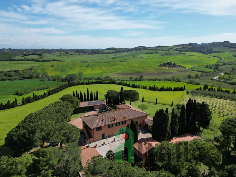 Stunning Villa with Farm & 38ha Land in Tuscany, Near Pisa