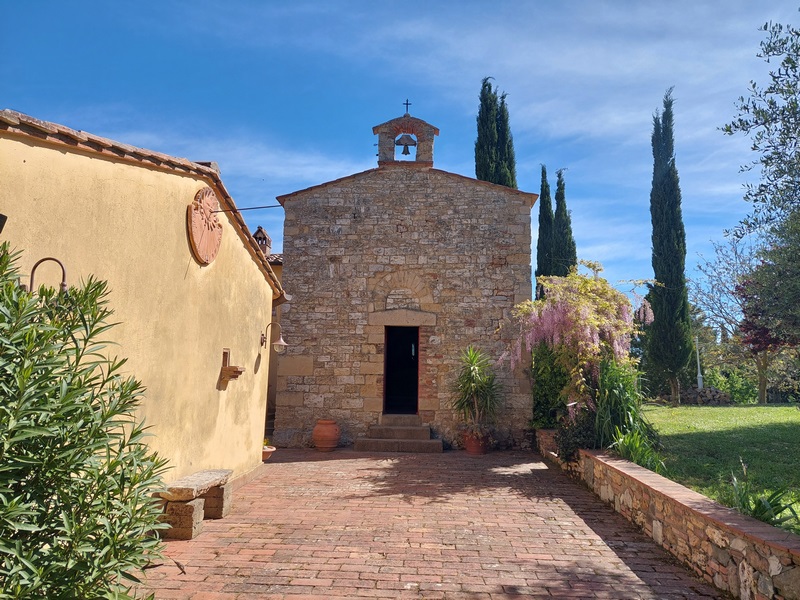 Casale vicino villaggio con piscina