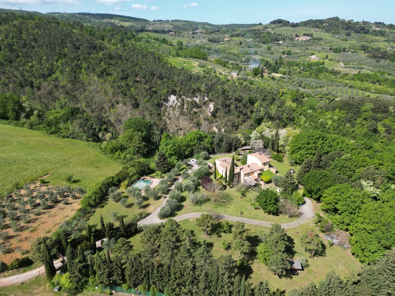 Casale vicino villaggio con piscina