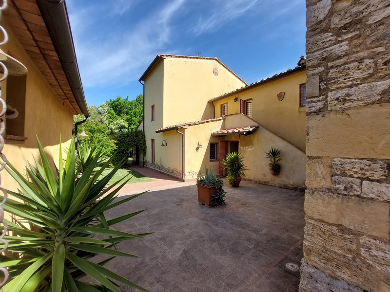 Casale vicino villaggio con piscina