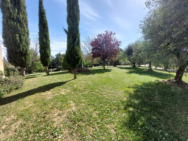 Casale vicino villaggio con piscina