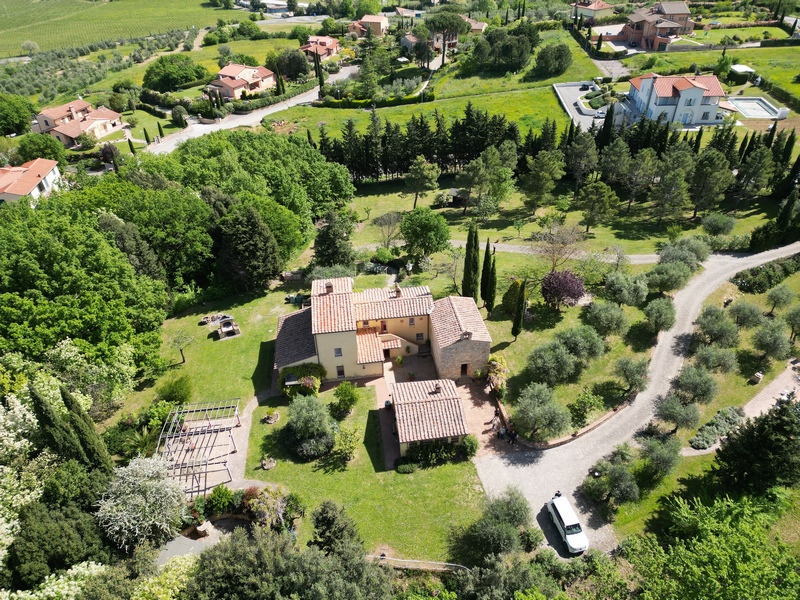 Casale vicino villaggio con piscina