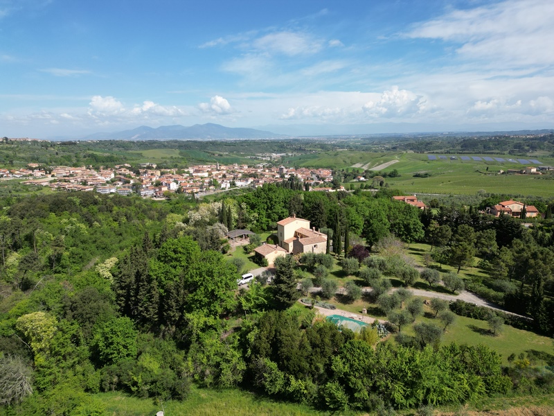 Casale vicino villaggio con piscina