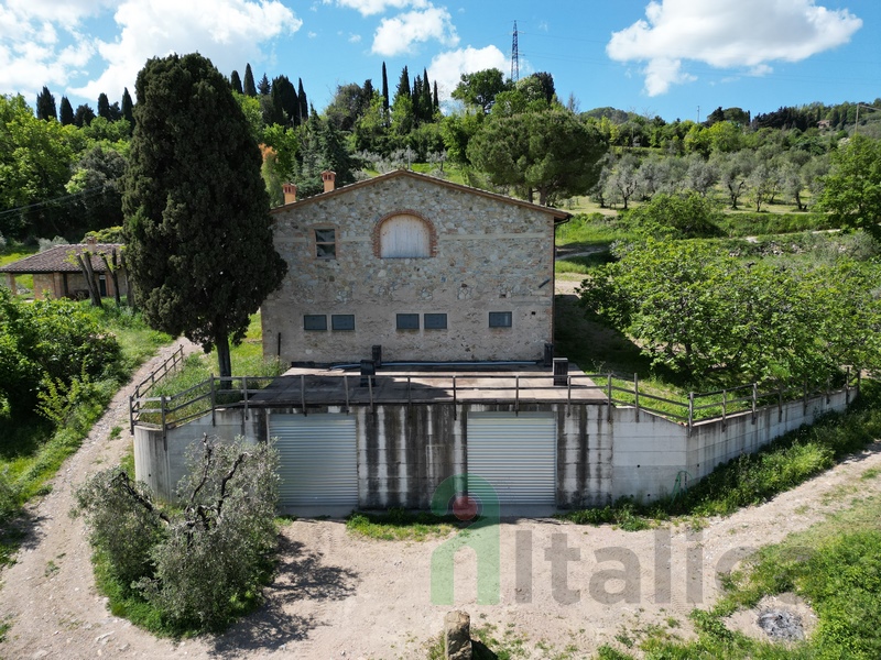 Grande Casale con Vista Panoramica e 6ha di Uliveto – Toscana
