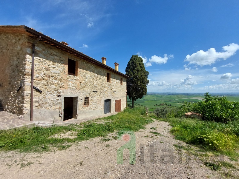 Grande Casale con Vista Panoramica e 6ha di Uliveto – Toscana