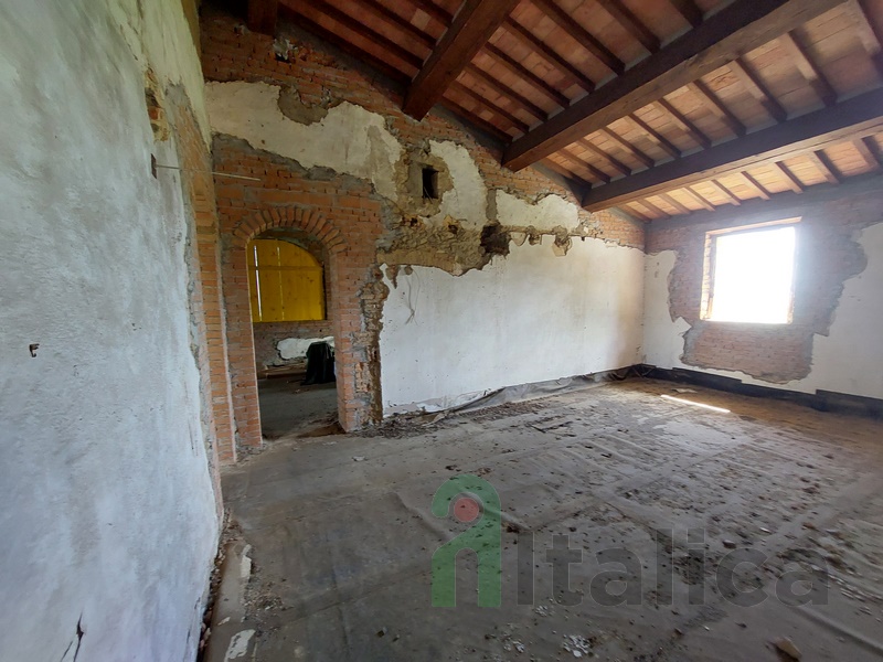 Grande Casale con Vista Panoramica e 6ha di Uliveto – Toscana