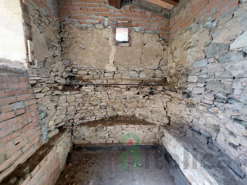 Großes Bauernhaus mit Panorama, das noch fertiggestellt werden muss