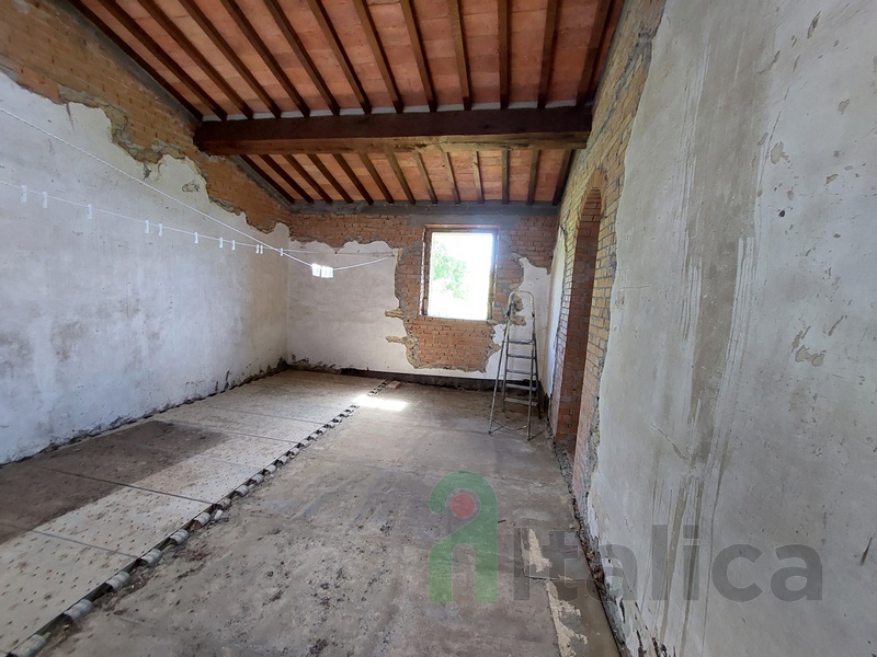 Großes Bauernhaus mit Panorama, das noch fertiggestellt werden muss