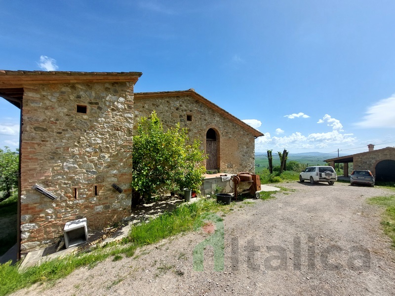 Grande Casale con Vista Panoramica e 6ha di Uliveto – Toscana
