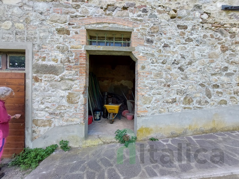 Großes Bauernhaus mit Panorama, das noch fertiggestellt werden muss