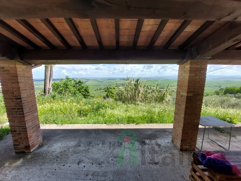 Grande Casale con Vista Panoramica e 6ha di Uliveto – Toscana