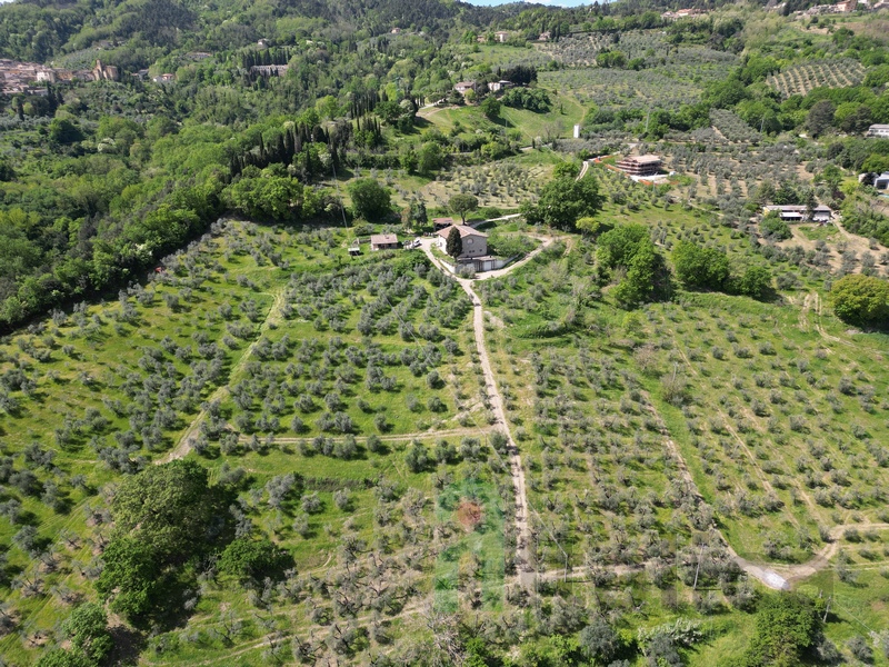 Velký kamenný dům s panoramatem k dokončení