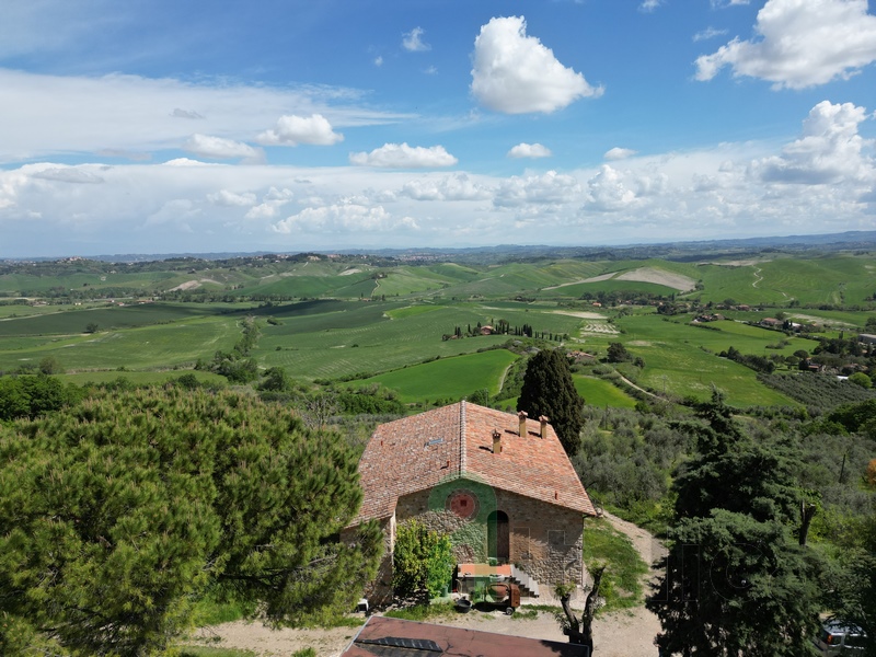 Grande Casale con Vista Panoramica e 6ha di Uliveto – Toscana