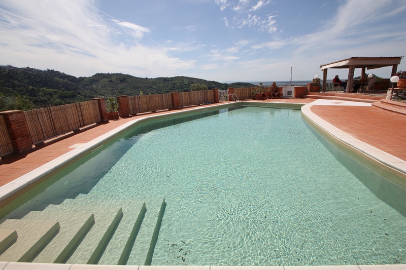 Ampia Villa con Piscina e Vista Mare a Corsanico – Italia