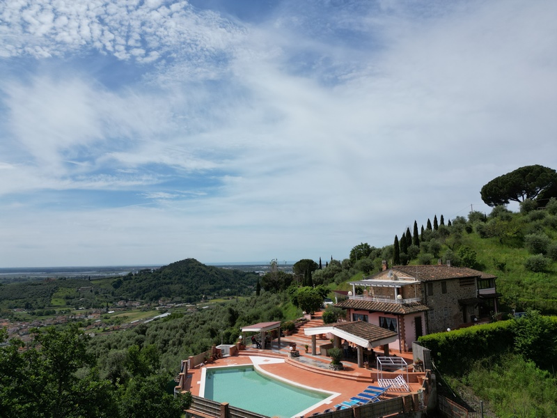Ampia Villa con Piscina e Vista Mare a Corsanico – Italia