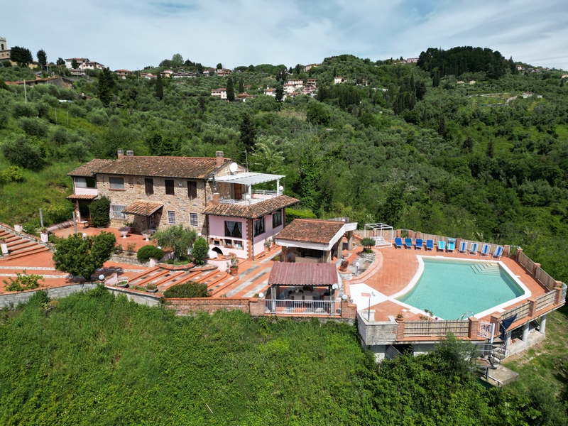 Ampia Villa con Piscina e Vista Mare a Corsanico – Italia
