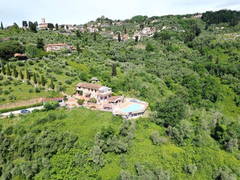 Ampia Villa con Piscina e Vista Mare a Corsanico – Italia