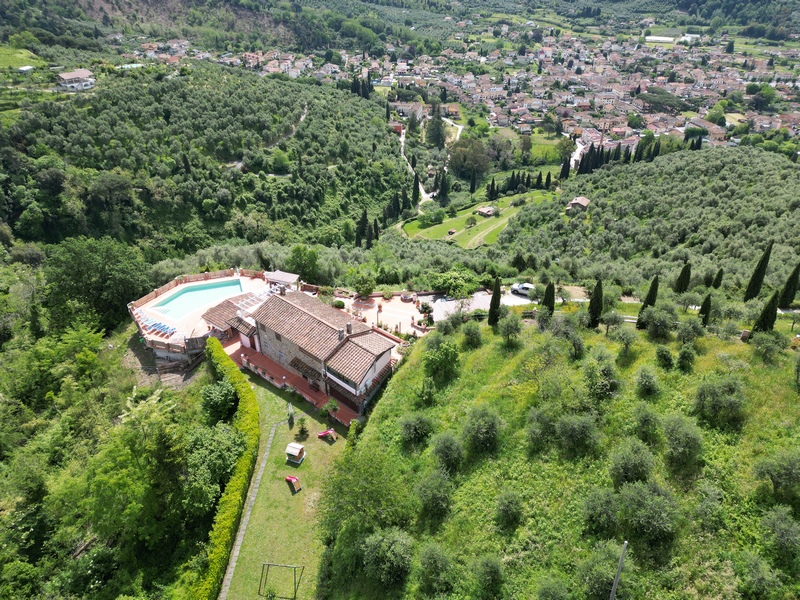 Ampia Villa con Piscina e Vista Mare a Corsanico – Italia
