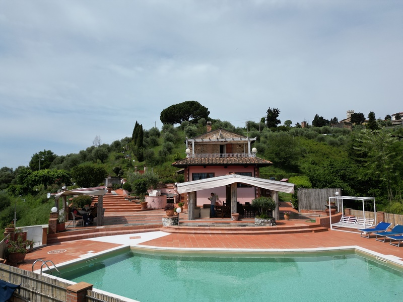 Ampia Villa con Piscina e Vista Mare a Corsanico – Italia