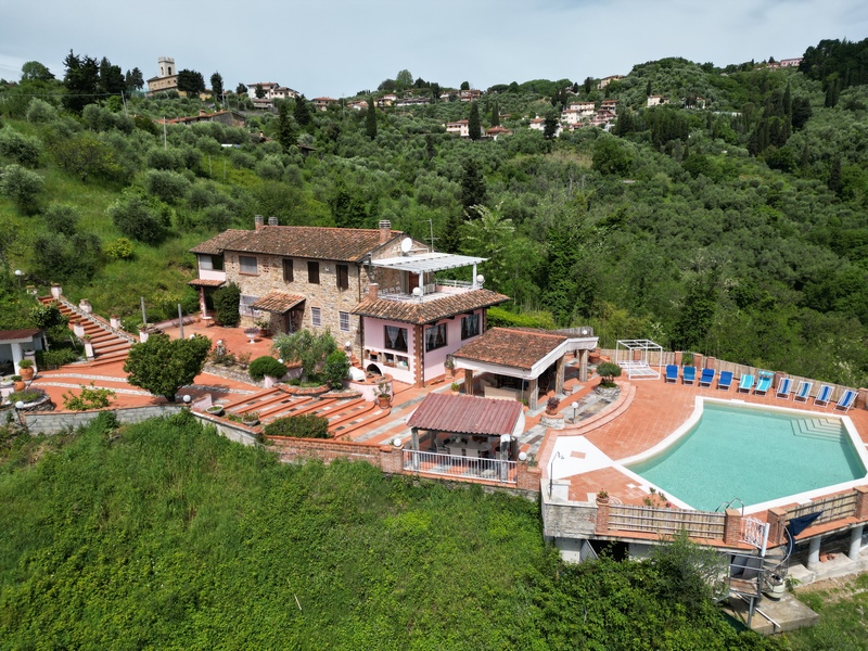 Ampia Villa con Piscina e Vista Mare a Corsanico – Italia