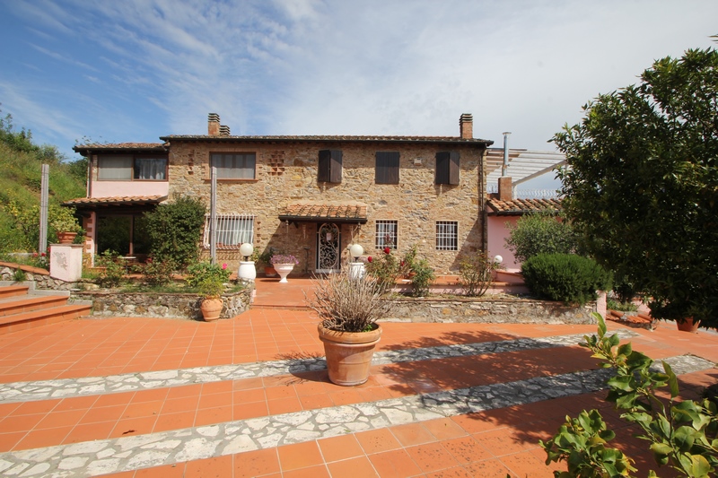 Ampia Villa con Piscina e Vista Mare a Corsanico – Italia