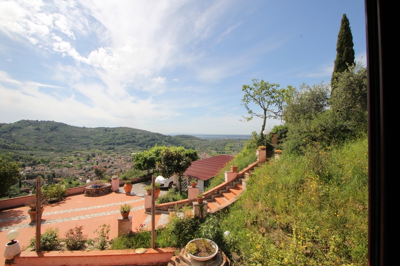 Ampia Villa con Piscina e Vista Mare a Corsanico – Italia