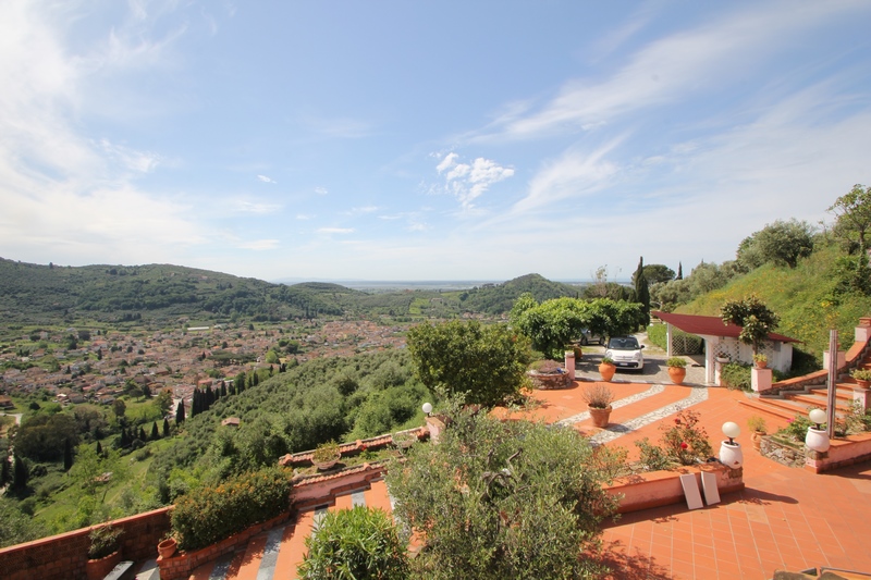 Ampia Villa con Piscina e Vista Mare a Corsanico – Italia
