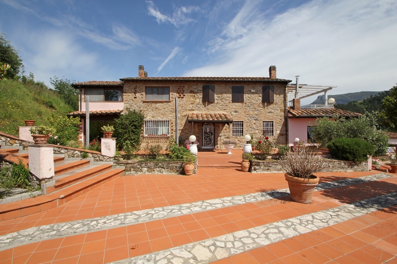Ampia Villa con Piscina e Vista Mare a Corsanico – Italia