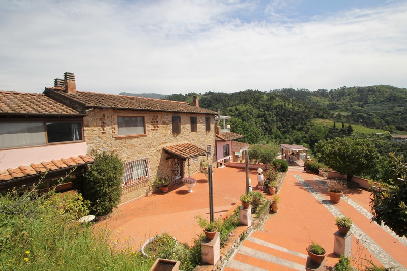 Ampia Villa con Piscina e Vista Mare a Corsanico – Italia