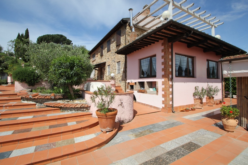 Ampia Villa con Piscina e Vista Mare a Corsanico – Italia