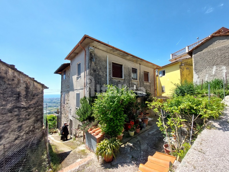 Casa di Borgo con Vista Mare e Uliveto – In Vendita