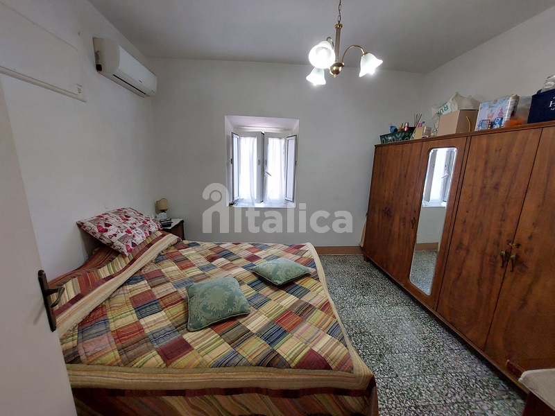 Casa di Borgo con Vista Mare e Uliveto – In Vendita