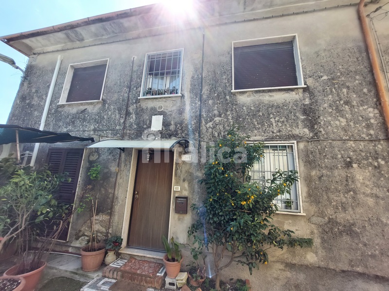 Casa di Borgo con Vista Mare e Uliveto – In Vendita