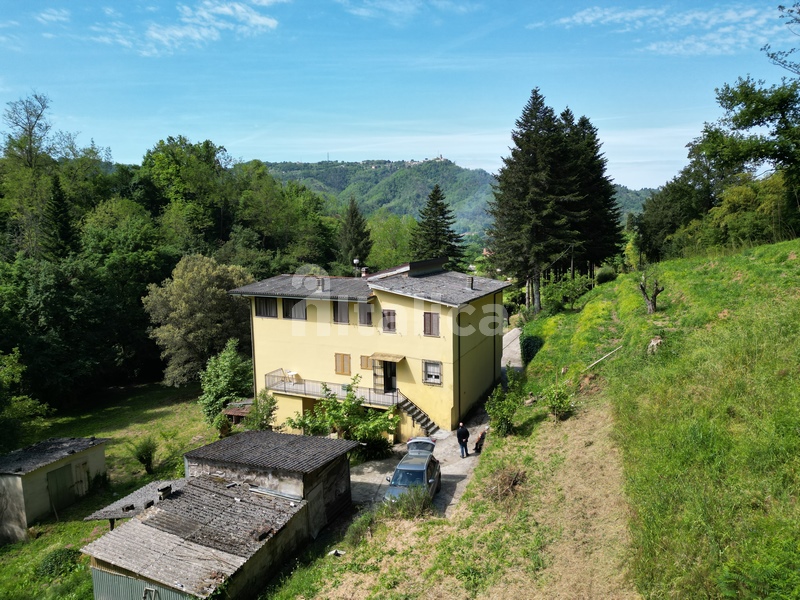 Casa Bifamiliare con Terreno e Ruscello – In Vendita a Camaiore
