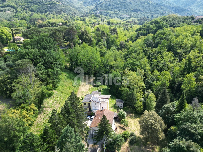 Casa Bifamiliare con Terreno e Ruscello – In Vendita a Camaiore