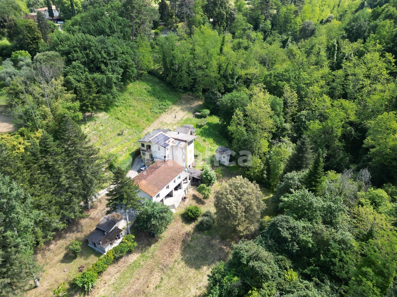 Casa Bifamiliare con Terreno e Ruscello – In Vendita a Camaiore