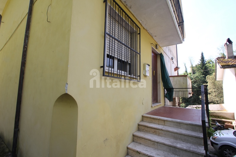 Casa Bifamiliare con Terreno e Ruscello – In Vendita a Camaiore