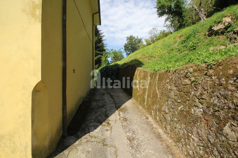 Casa Bifamiliare con Terreno e Ruscello – In Vendita a Camaiore
