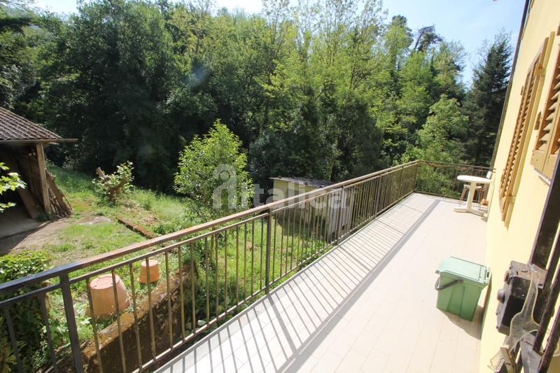 Casa Bifamiliare con Terreno e Ruscello – In Vendita a Camaiore
