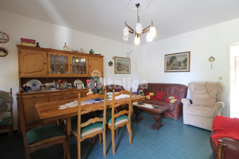 Casa Bifamiliare con Terreno e Ruscello – In Vendita a Camaiore