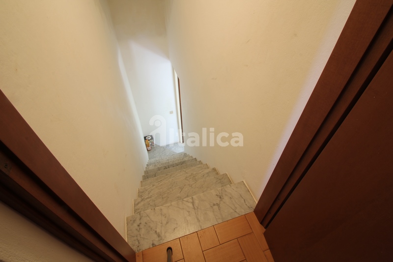 Casa Bifamiliare con Terreno e Ruscello – In Vendita a Camaiore