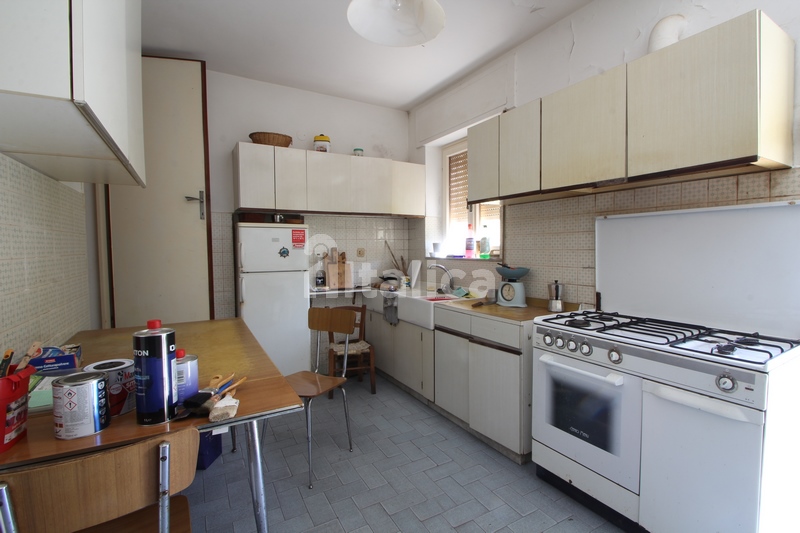 Casa Bifamiliare con Terreno e Ruscello – In Vendita a Camaiore